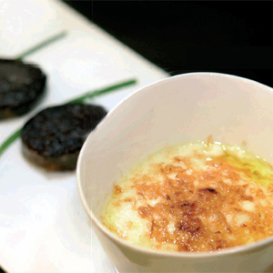 CREMA DE COLIFLOR GRATINADA CON MORCILLA Y QUESO CAMERANO