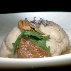 COLIFLOR EN UN ESCABECHE TEMPLADO CON ESCALOPE DE FOIE Y LÁMINA DE AJO