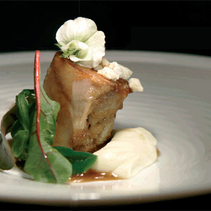 ENSALADA DE HIERBAS CON COCHINILLO Y COLIFLOR